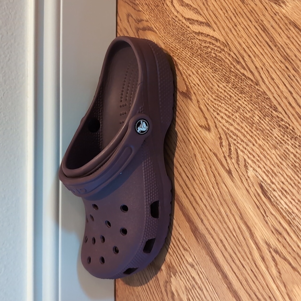 Maroon Crocs Women's 9 Men's 7 - Picture 3 of 5